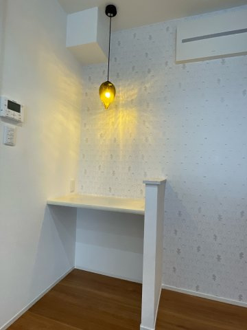 伊勢丘六丁目戸建住宅のその他|キッチン横のカウンタースペースです。お洒落な照明が空間を演出します。