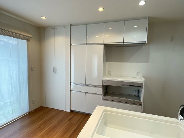 伊勢丘六丁目戸建住宅のキッチン|カップボードと食品庫がキッチン周辺を綺麗に片付けることができます。