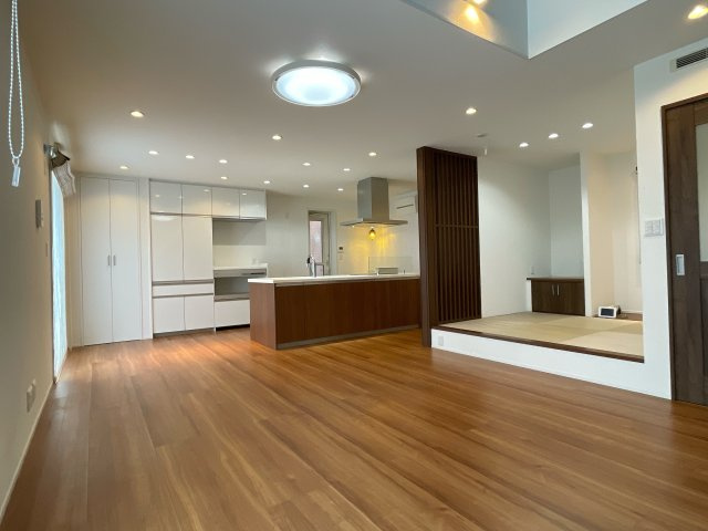 伊勢丘六丁目戸建住宅の居間・リビング|約23帖のLDKは家族が集う安らぎの空間。LDK全体が南側に面し陽光が降り注ぎます。