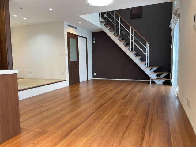 伊勢丘六丁目戸建住宅の居間・リビング|リビング階段は家族が顔を合わせる機会が増えます。スタイリッシュな階段はお洒落な空間を演出します。