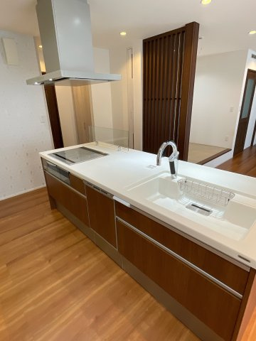 伊勢丘六丁目戸建住宅のキッチン|お洒落で使いやすいアイランドキッチンです。IHクッキングヒーター・食器洗乾燥機・タッチ式水栓付です。広いキッチンスペースでお料理をお楽しみください。