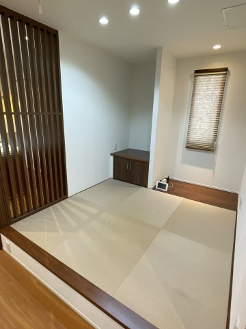 伊勢丘六丁目戸建住宅のその他|リビングに隣接した畳コーナーです。客間だけではなく、ユーティリティスペースとして活用ができます。