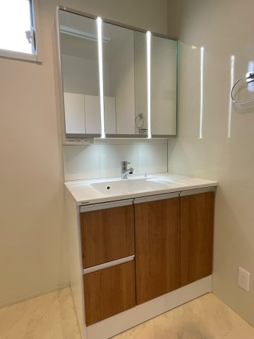 伊勢丘六丁目戸建住宅の独立洗面台|３面鏡の洗面化粧台です。鏡裏は収納になっているため、綺麗に片付けることができます。