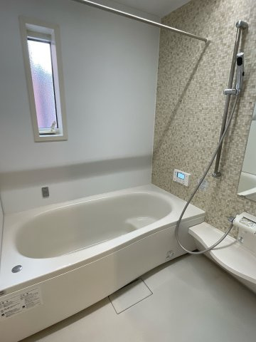 伊勢丘六丁目戸建住宅の浴室|浴室暖房乾燥付ユニットバスです。冬場のヒートショック対策や雨天時、洗濯物が乾かせて大変便利です。