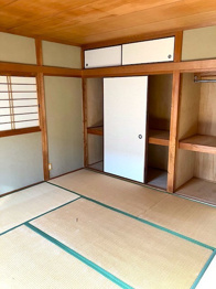 押入れは季節の衣類、寝具などを収納できます。伝統的な美しさと実用性が融合し、収納物を保護する調湿・換気効果があります。使い方によっては書類や小物なども効果的に整理でき空間を有効活用できます。