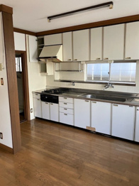 壁付けシステムキッチンはスペースの最大限の有効活用が可能で、動線がスムーズになり調理や準備が快適で効率的に行えます。収納スペースや吊り戸棚が設けられ、調理器具や食器類をスマートに収納できます。