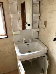 化粧品や洗顔料、歯ブラシなどの必需品をまとめて置ける収納スペースがあり、使用するたびに取り出す手間が省けます。また、水回りのため、濡れても大丈夫な素材が使用されており、お手入れが簡単です。