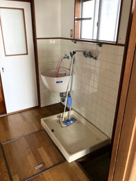 洗濯物の仕分け作業がしやすく、整理整頓が容易になります。洗濯音や湿気を他の部屋に持ち込まず、生活環境を快適に保ちます。上部を活用すれば収納スペースを確保でき洗剤や洗濯用品の整理もしやすくなります。