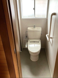 温水洗浄便座付トイレは温水洗浄機能により、暖かい水でおしりを洗浄することができ、冷たい水を使う従来の便座に比べ、温水洗浄機能で暖かいトイレを提供し、快適な使用を可能にします。