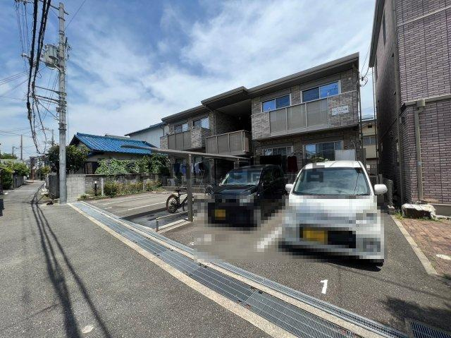 ラカーサ高槻の駐車場