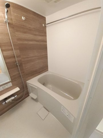 メゾン　オハナの浴室|追い焚き・浴室乾燥機付きのお風呂です♪クローゼット付の洋室です☆