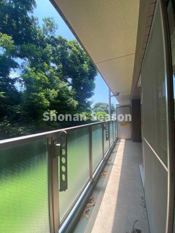 【バルコニー】 | カーテンを開けても視線を気にせずに済む、開放感溢れるバルコニー◎