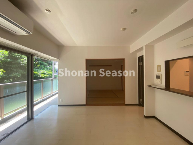 【居間・リビング】 | マイナスイオンたっぷり！緑豊かな木々がお出迎えする広々リビング♪