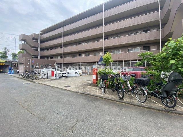 【外観】 | 湘南エリアで新居をお探しのお客様に、ぜひ見て頂きたい203号室◎　
バイク置場・駐輪場共に無償です♪