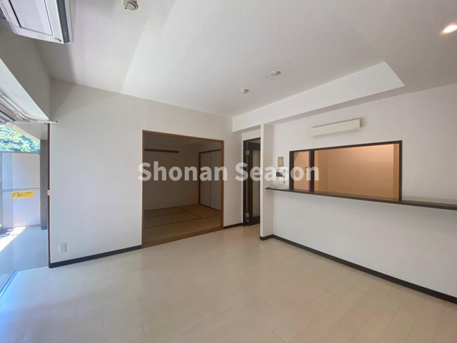 【居間・リビング】 | 現況：空家　即お引渡しも可能です。
まずは内覧にいらしてみませんか♪