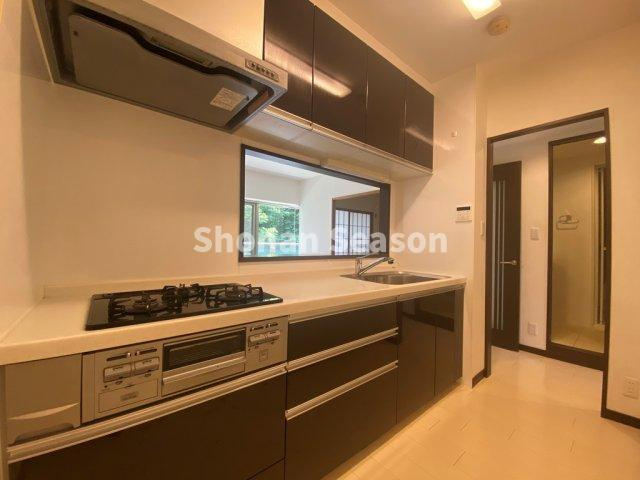 【キッチン】 | 吊戸棚付きで収納豊富！キッチン回りがスッキリ片付きます♪