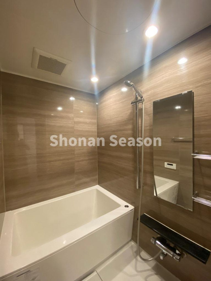 【浴室】 | １日の疲れを癒すバスユニットに、浴室乾燥機・追い焚き機能を搭載♪　
キレイな水廻りのお住まいです。