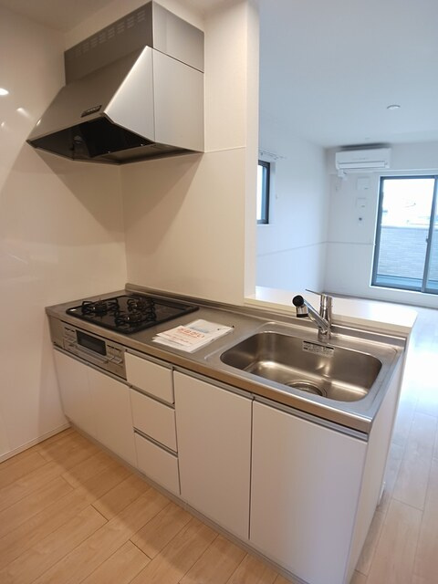 トレバージＡのキッチン|3口コンロ・グリル付きの使いやすいシステムキッチンです♪