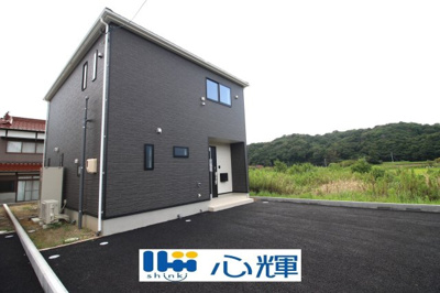 【外観】 | クレイドルガーデン山口市佐山第２（１号棟） | 明るい日差しが差し込む現地。車もゆったり駐めることができます。ぜひ現地をご覧ください。
