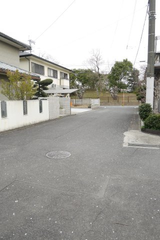 高良内町中古戸建の前面道路含む現地写真