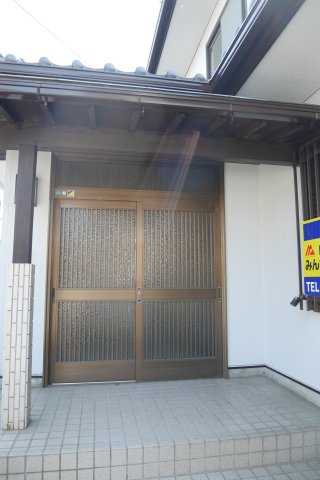 高良内町中古戸建の玄関