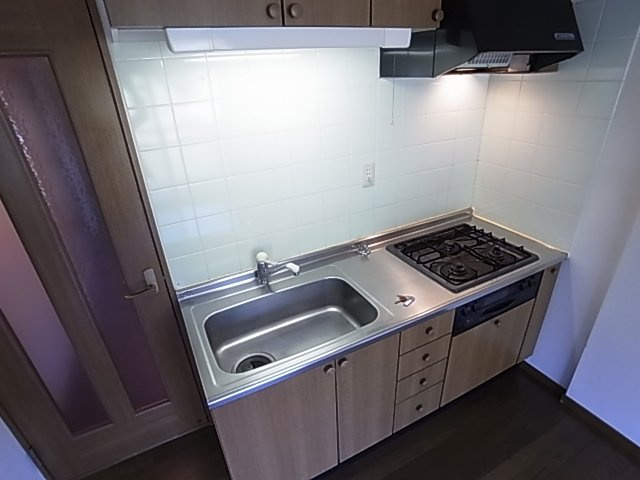 神戸市須磨区車字古川の賃貸マンションのキッチン|システムキッチン（ガス3口）