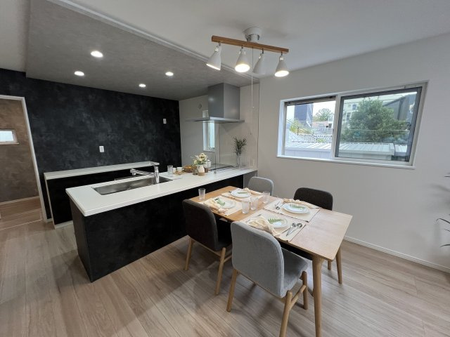 福生市福生　新築戸建全3棟のキッチン|開放感と広々とした空間の演出 壁や仕切りがないため、キッチンとリビング一体となり、空間全体が広く感じられます☆