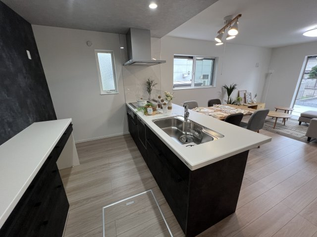 福生市福生　新築戸建全3棟のキッチン|料理をしながらでもご家族との会話を楽しめる対面キッチン