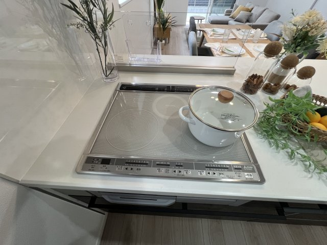 福生市福生　新築戸建全3棟のキッチン|火を使わないＩＨクッキングヒーターはお子様にも安心♪