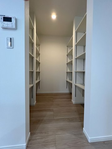 福生市福生　新築戸建全3棟の収納|キッチン横には大容量のパントリー付き♪食品や日用品の収納に便利です！