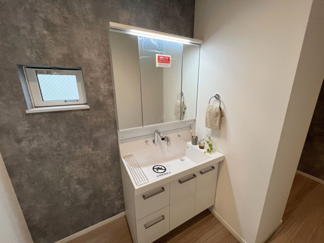 福生市福生　新築戸建全3棟の独立洗面台|身だしなみを整えやすく、収納たっぷりの三面鏡付洗面化粧台☆