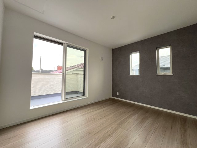 福生市福生　新築戸建全3棟の洋室|6.5帖　バルコニーに面した明るい室内☆