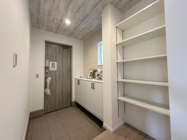 福生市福生　新築戸建全3棟の玄関|シューズボックス＋可動棚付きで収納たっぷりです♪