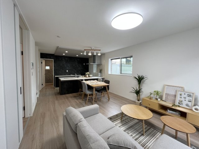 福生市福生　新築戸建全3棟の居間・リビング|LDK16帖