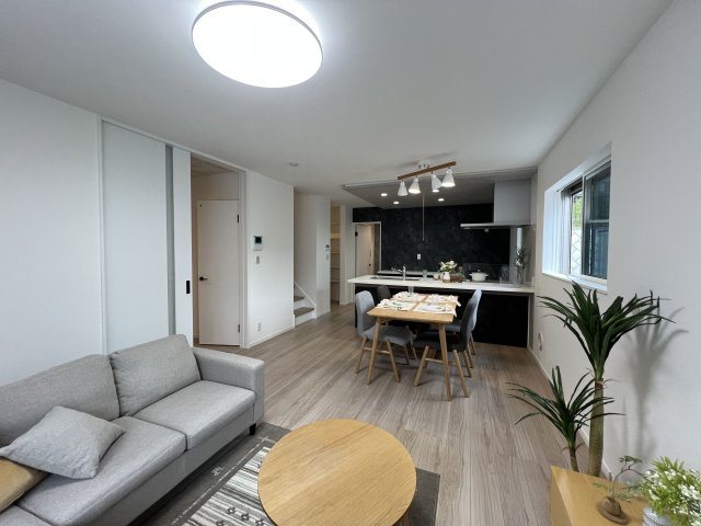 福生市福生　新築戸建全3棟の居間・リビング|どんなインテリアもOK！シンプルな造り、お好きなインテリアも選びたいですね☆