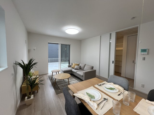 福生市福生　新築戸建全3棟の居間・リビング|家族団らんの時間も増えそうなくつろぎのＬＤＫ