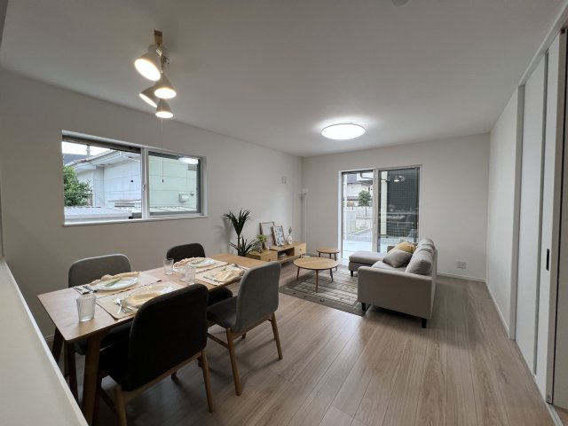 福生市福生　新築戸建全3棟の居間・リビング|二面採光を確保した明るいLDKです。