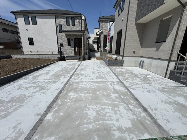松戸市稔台１丁目新築戸建【稔台小学校：6分】の前面道路含む現地写真