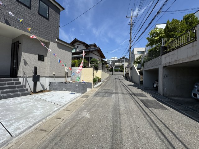 松戸市稔台１丁目新築戸建【稔台小学校：6分】の前面道路含む現地写真|東側前面道路