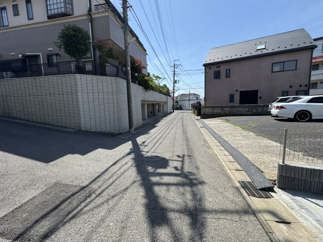 松戸市稔台１丁目新築戸建【稔台小学校：6分】の前面道路含む現地写真|東側前面道路