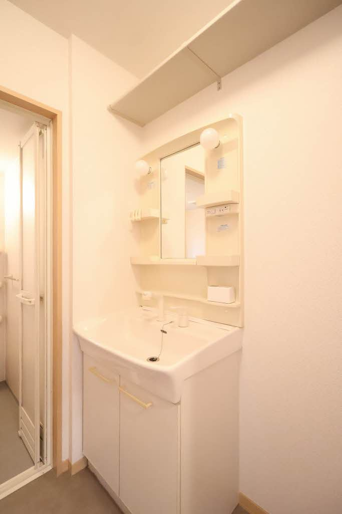 ファミール高須の洗面所|明るい洗面所です