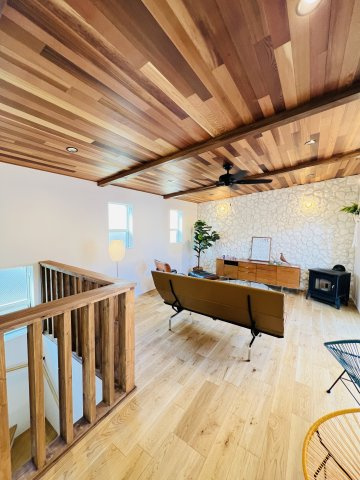 Beach Style House in茅ヶ崎の居間・リビング|明るさと開放感、デザイン性が三拍子そろった2階リビング。