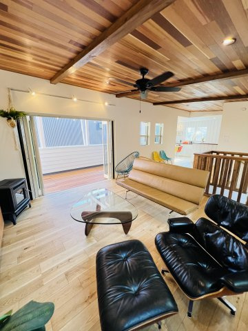 Beach Style House in茅ヶ崎の居間・リビング|空とつながるような開放的空間で、家族の時間がもっと楽しく。