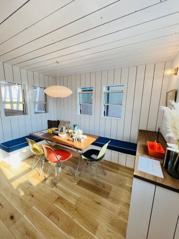 Beach Style House in茅ヶ崎のダイニング|ナチュラルな素材とカラフルなチェアが、暮らしに彩りを添えます。