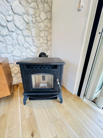 Beach Style House in茅ヶ崎のその他|石張りの壁とストーブの存在感が、空間の“格”を上げてくれる。