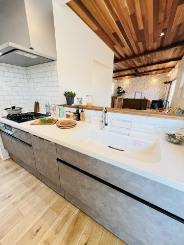 Beach Style House in茅ヶ崎のキッチン|リビングとつながる開放的なカウンターで、家族との会話も弾む空間です。