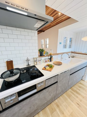 Beach Style House in茅ヶ崎のキッチン|白いタイルとモルタル調の面材が絶妙なバランス。