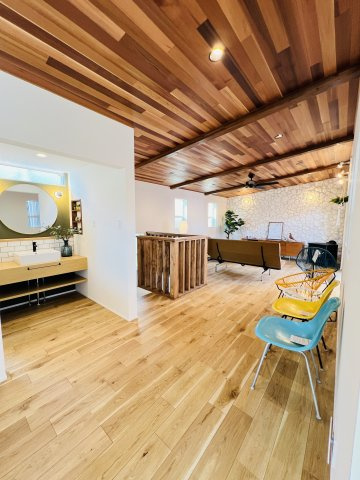 Beach Style House in茅ヶ崎の居間・リビング|毎日過ごす場所だからこそ、本物の素材を。