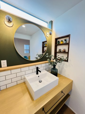 Beach Style House in茅ヶ崎の独立洗面台|カフェのような造作洗面は、毎日の身支度も気分が上がる。