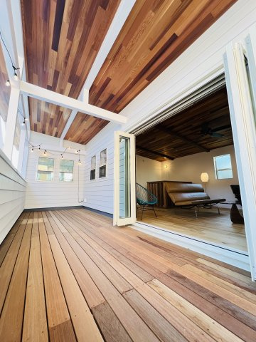 Beach Style House in茅ヶ崎のバルコニー|晴れた日には朝食を、夜にはグラス片手に語らいを。